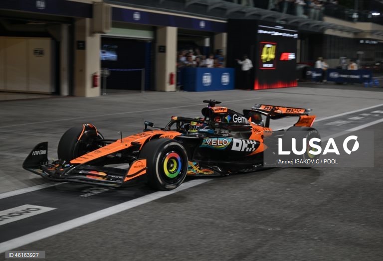 – O britânico Lando Norris (McLaren) sagrou-se hoje campeão mundial de Fórmula 1 pela primeira vez, ao ser terceiro classificado no Grande Prémio de Abu Dhabi, a derradeira corrida temporada que foi vencida pelo neerlandês Max Verstappen (Red Bull).Verstappen venceu com 12,594 segundos de vantagem sobre o australiano Oscar Piastri (McLaren), segundo colocado, e 16,576 segundos face a Norris.Com estes resultados, Lando Norris, de 26 anos, sagra-se campeão mundial pela primeira vez na carreira,...