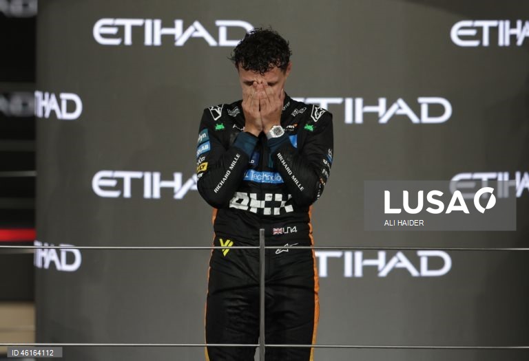 – O britânico Lando Norris (McLaren) sagrou-se hoje campeão mundial de Fórmula 1 pela primeira vez, ao ser terceiro classificado no Grande Prémio de Abu Dhabi, a derradeira corrida temporada que foi vencida pelo neerlandês Max Verstappen (Red Bull).Verstappen venceu com 12,594 segundos de vantagem sobre o australiano Oscar Piastri (McLaren), segundo colocado, e 16,576 segundos face a Norris.Com estes resultados, Lando Norris, de 26 anos, sagra-se campeão mundial pela primeira vez na carreira,...