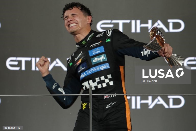 – O britânico Lando Norris (McLaren) sagrou-se hoje campeão mundial de Fórmula 1 pela primeira vez, ao ser terceiro classificado no Grande Prémio de Abu Dhabi, a derradeira corrida temporada que foi vencida pelo neerlandês Max Verstappen (Red Bull).Verstappen venceu com 12,594 segundos de vantagem sobre o australiano Oscar Piastri (McLaren), segundo colocado, e 16,576 segundos face a Norris.Com estes resultados, Lando Norris, de 26 anos, sagra-se campeão mundial pela primeira vez na carreira,...