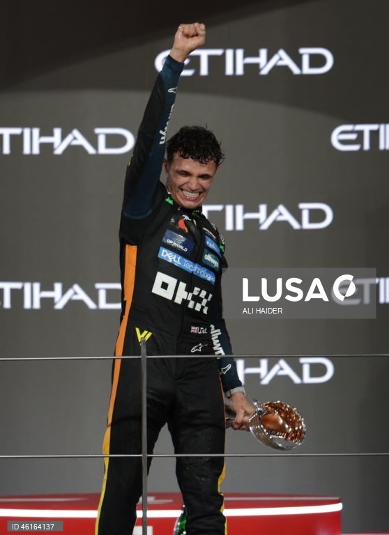 – O britânico Lando Norris (McLaren) sagrou-se hoje campeão mundial de Fórmula 1 pela primeira vez, ao ser terceiro classificado no Grande Prémio de Abu Dhabi, a derradeira corrida temporada que foi vencida pelo neerlandês Max Verstappen (Red Bull).Verstappen venceu com 12,594 segundos de vantagem sobre o australiano Oscar Piastri (McLaren), segundo colocado, e 16,576 segundos face a Norris.Com estes resultados, Lando Norris, de 26 anos, sagra-se campeão mundial pela primeira vez na carreira,...