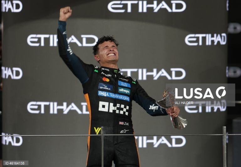 – O britânico Lando Norris (McLaren) sagrou-se hoje campeão mundial de Fórmula 1 pela primeira vez, ao ser terceiro classificado no Grande Prémio de Abu Dhabi, a derradeira corrida temporada que foi vencida pelo neerlandês Max Verstappen (Red Bull).Verstappen venceu com 12,594 segundos de vantagem sobre o australiano Oscar Piastri (McLaren), segundo colocado, e 16,576 segundos face a Norris.Com estes resultados, Lando Norris, de 26 anos, sagra-se campeão mundial pela primeira vez na carreira,...