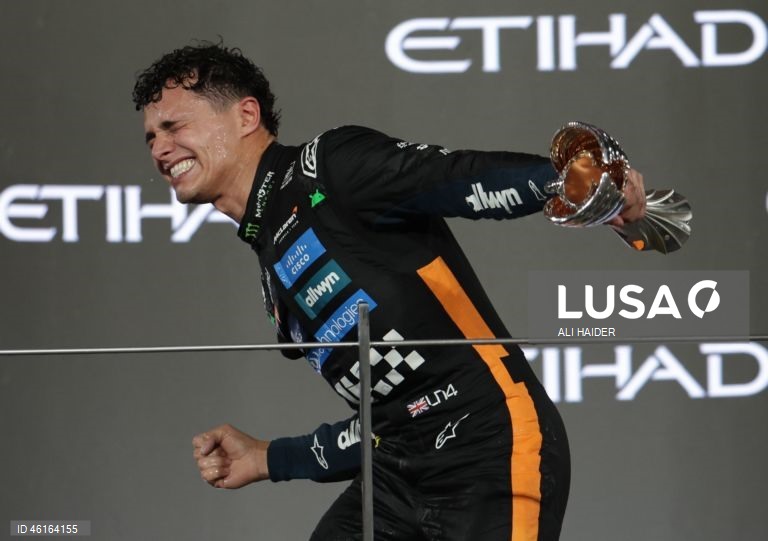 – O britânico Lando Norris (McLaren) sagrou-se hoje campeão mundial de Fórmula 1 pela primeira vez, ao ser terceiro classificado no Grande Prémio de Abu Dhabi, a derradeira corrida temporada que foi vencida pelo neerlandês Max Verstappen (Red Bull).Verstappen venceu com 12,594 segundos de vantagem sobre o australiano Oscar Piastri (McLaren), segundo colocado, e 16,576 segundos face a Norris.Com estes resultados, Lando Norris, de 26 anos, sagra-se campeão mundial pela primeira vez na carreira,...