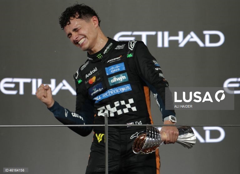 – O britânico Lando Norris (McLaren) sagrou-se hoje campeão mundial de Fórmula 1 pela primeira vez, ao ser terceiro classificado no Grande Prémio de Abu Dhabi, a derradeira corrida temporada que foi vencida pelo neerlandês Max Verstappen (Red Bull).Verstappen venceu com 12,594 segundos de vantagem sobre o australiano Oscar Piastri (McLaren), segundo colocado, e 16,576 segundos face a Norris.Com estes resultados, Lando Norris, de 26 anos, sagra-se campeão mundial pela primeira vez na carreira,...