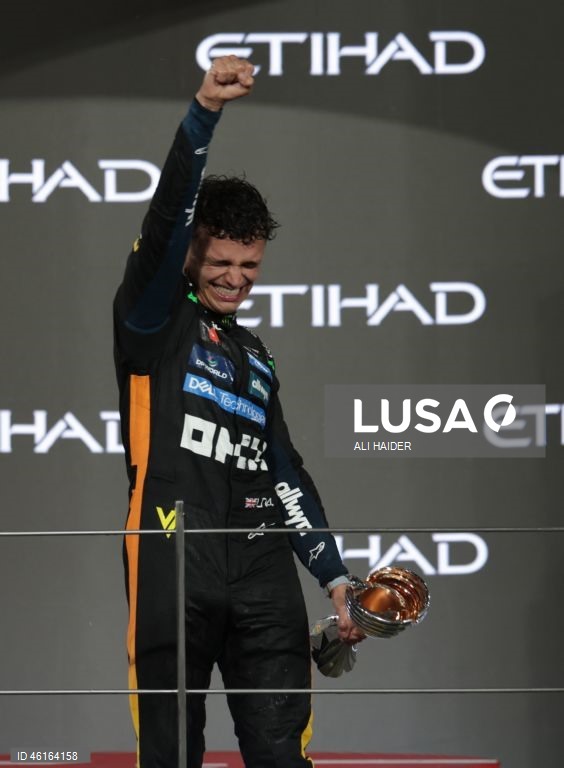 – O britânico Lando Norris (McLaren) sagrou-se hoje campeão mundial de Fórmula 1 pela primeira vez, ao ser terceiro classificado no Grande Prémio de Abu Dhabi, a derradeira corrida temporada que foi vencida pelo neerlandês Max Verstappen (Red Bull).Verstappen venceu com 12,594 segundos de vantagem sobre o australiano Oscar Piastri (McLaren), segundo colocado, e 16,576 segundos face a Norris.Com estes resultados, Lando Norris, de 26 anos, sagra-se campeão mundial pela primeira vez na carreira,...