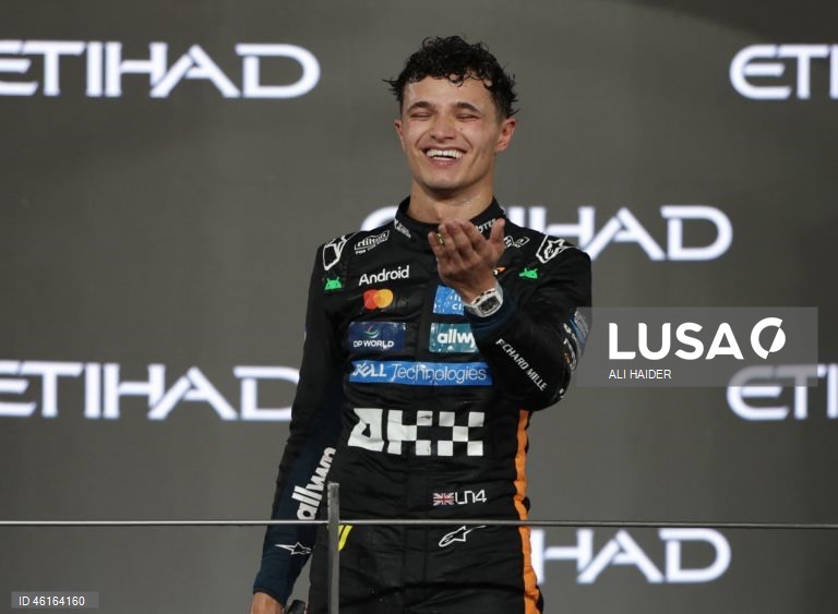 – O britânico Lando Norris (McLaren) sagrou-se hoje campeão mundial de Fórmula 1 pela primeira vez, ao ser terceiro classificado no Grande Prémio de Abu Dhabi, a derradeira corrida temporada que foi vencida pelo neerlandês Max Verstappen (Red Bull).Verstappen venceu com 12,594 segundos de vantagem sobre o australiano Oscar Piastri (McLaren), segundo colocado, e 16,576 segundos face a Norris.Com estes resultados, Lando Norris, de 26 anos, sagra-se campeão mundial pela primeira vez na carreira,...