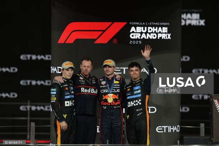 – O britânico Lando Norris (McLaren) sagrou-se hoje campeão mundial de Fórmula 1 pela primeira vez, ao ser terceiro classificado no Grande Prémio de Abu Dhabi, a derradeira corrida temporada que foi vencida pelo neerlandês Max Verstappen (Red Bull).Verstappen venceu com 12,594 segundos de vantagem sobre o australiano Oscar Piastri (McLaren), segundo colocado, e 16,576 segundos face a Norris.Com estes resultados, Lando Norris, de 26 anos, sagra-se campeão mundial pela primeira vez na carreira,...