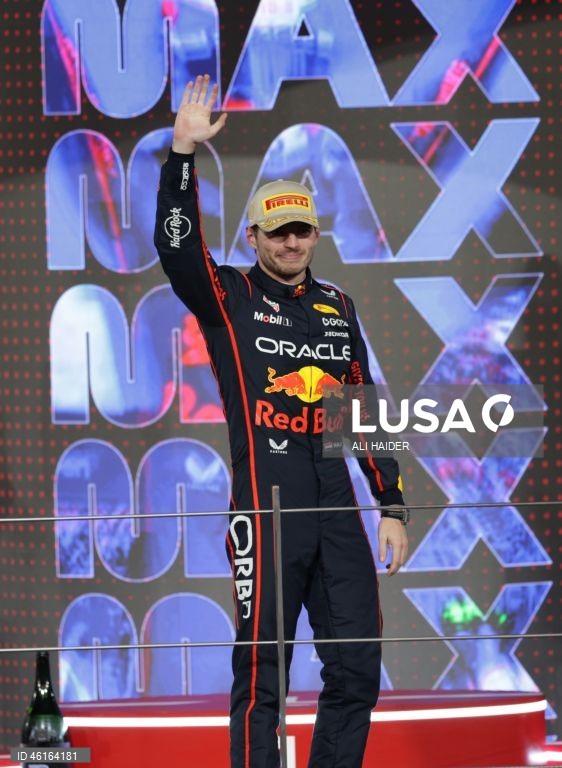 – O britânico Lando Norris (McLaren) sagrou-se hoje campeão mundial de Fórmula 1 pela primeira vez, ao ser terceiro classificado no Grande Prémio de Abu Dhabi, a derradeira corrida temporada que foi vencida pelo neerlandês Max Verstappen (Red Bull).Verstappen venceu com 12,594 segundos de vantagem sobre o australiano Oscar Piastri (McLaren), segundo colocado, e 16,576 segundos face a Norris.Com estes resultados, Lando Norris, de 26 anos, sagra-se campeão mundial pela primeira vez na carreira,...