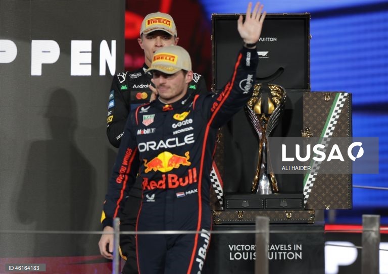 – O britânico Lando Norris (McLaren) sagrou-se hoje campeão mundial de Fórmula 1 pela primeira vez, ao ser terceiro classificado no Grande Prémio de Abu Dhabi, a derradeira corrida temporada que foi vencida pelo neerlandês Max Verstappen (Red Bull).Verstappen venceu com 12,594 segundos de vantagem sobre o australiano Oscar Piastri (McLaren), segundo colocado, e 16,576 segundos face a Norris.Com estes resultados, Lando Norris, de 26 anos, sagra-se campeão mundial pela primeira vez na carreira,...