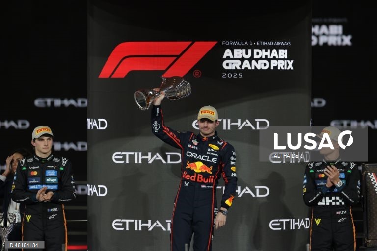 – O britânico Lando Norris (McLaren) sagrou-se hoje campeão mundial de Fórmula 1 pela primeira vez, ao ser terceiro classificado no Grande Prémio de Abu Dhabi, a derradeira corrida temporada que foi vencida pelo neerlandês Max Verstappen (Red Bull).Verstappen venceu com 12,594 segundos de vantagem sobre o australiano Oscar Piastri (McLaren), segundo colocado, e 16,576 segundos face a Norris.Com estes resultados, Lando Norris, de 26 anos, sagra-se campeão mundial pela primeira vez na carreira,...
