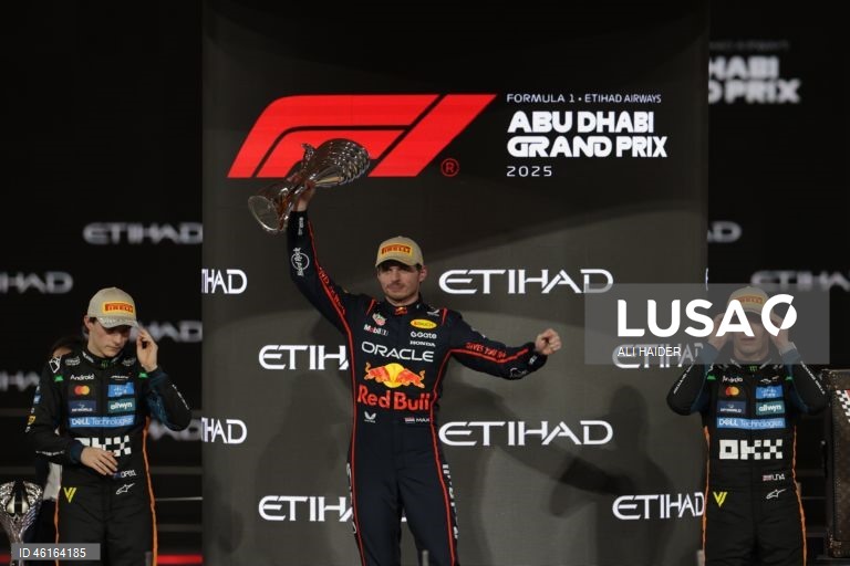 – O britânico Lando Norris (McLaren) sagrou-se hoje campeão mundial de Fórmula 1 pela primeira vez, ao ser terceiro classificado no Grande Prémio de Abu Dhabi, a derradeira corrida temporada que foi vencida pelo neerlandês Max Verstappen (Red Bull).Verstappen venceu com 12,594 segundos de vantagem sobre o australiano Oscar Piastri (McLaren), segundo colocado, e 16,576 segundos face a Norris.Com estes resultados, Lando Norris, de 26 anos, sagra-se campeão mundial pela primeira vez na carreira,...