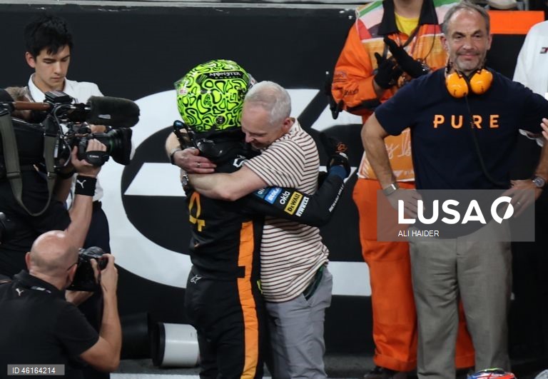 – O britânico Lando Norris (McLaren) sagrou-se hoje campeão mundial de Fórmula 1 pela primeira vez, ao ser terceiro classificado no Grande Prémio de Abu Dhabi, a derradeira corrida temporada que foi vencida pelo neerlandês Max Verstappen (Red Bull).Verstappen venceu com 12,594 segundos de vantagem sobre o australiano Oscar Piastri (McLaren), segundo colocado, e 16,576 segundos face a Norris.Com estes resultados, Lando Norris, de 26 anos, sagra-se campeão mundial pela primeira vez na carreira,...