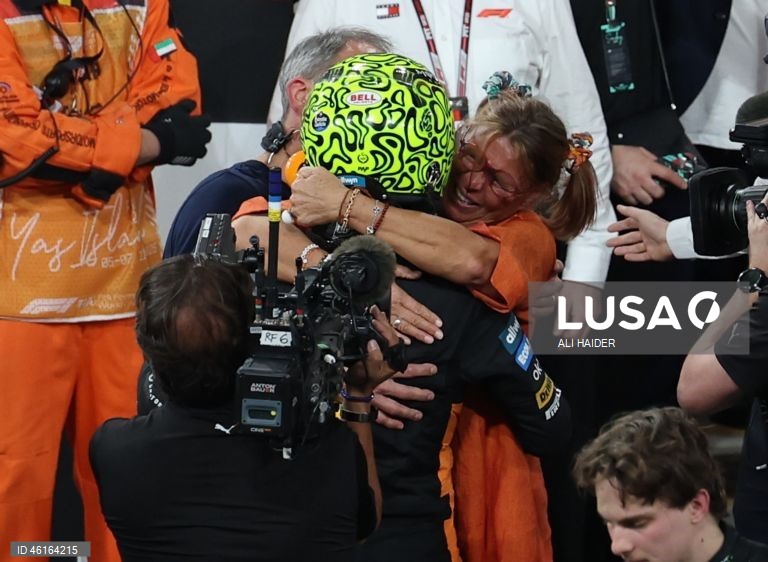 – O britânico Lando Norris (McLaren) sagrou-se hoje campeão mundial de Fórmula 1 pela primeira vez, ao ser terceiro classificado no Grande Prémio de Abu Dhabi, a derradeira corrida temporada que foi vencida pelo neerlandês Max Verstappen (Red Bull).Verstappen venceu com 12,594 segundos de vantagem sobre o australiano Oscar Piastri (McLaren), segundo colocado, e 16,576 segundos face a Norris.Com estes resultados, Lando Norris, de 26 anos, sagra-se campeão mundial pela primeira vez na carreira,...