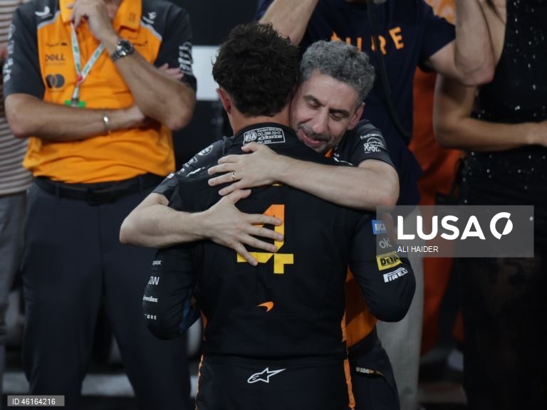 – O britânico Lando Norris (McLaren) sagrou-se hoje campeão mundial de Fórmula 1 pela primeira vez, ao ser terceiro classificado no Grande Prémio de Abu Dhabi, a derradeira corrida temporada que foi vencida pelo neerlandês Max Verstappen (Red Bull).Verstappen venceu com 12,594 segundos de vantagem sobre o australiano Oscar Piastri (McLaren), segundo colocado, e 16,576 segundos face a Norris.Com estes resultados, Lando Norris, de 26 anos, sagra-se campeão mundial pela primeira vez na carreira,...