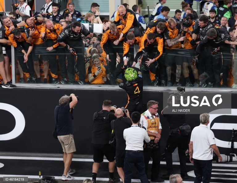 – O britânico Lando Norris (McLaren) sagrou-se hoje campeão mundial de Fórmula 1 pela primeira vez, ao ser terceiro classificado no Grande Prémio de Abu Dhabi, a derradeira corrida temporada que foi vencida pelo neerlandês Max Verstappen (Red Bull).Verstappen venceu com 12,594 segundos de vantagem sobre o australiano Oscar Piastri (McLaren), segundo colocado, e 16,576 segundos face a Norris.Com estes resultados, Lando Norris, de 26 anos, sagra-se campeão mundial pela primeira vez na carreira,...