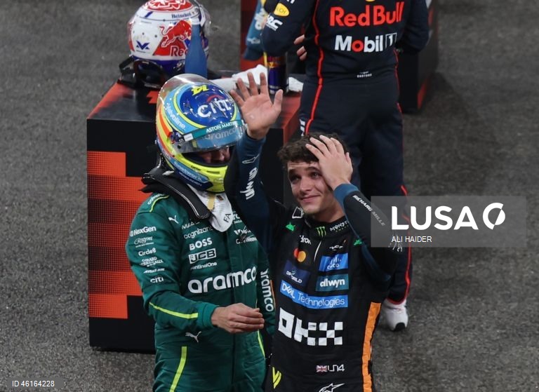 – O britânico Lando Norris (McLaren) sagrou-se hoje campeão mundial de Fórmula 1 pela primeira vez, ao ser terceiro classificado no Grande Prémio de Abu Dhabi, a derradeira corrida temporada que foi vencida pelo neerlandês Max Verstappen (Red Bull).Verstappen venceu com 12,594 segundos de vantagem sobre o australiano Oscar Piastri (McLaren), segundo colocado, e 16,576 segundos face a Norris.Com estes resultados, Lando Norris, de 26 anos, sagra-se campeão mundial pela primeira vez na carreira,...