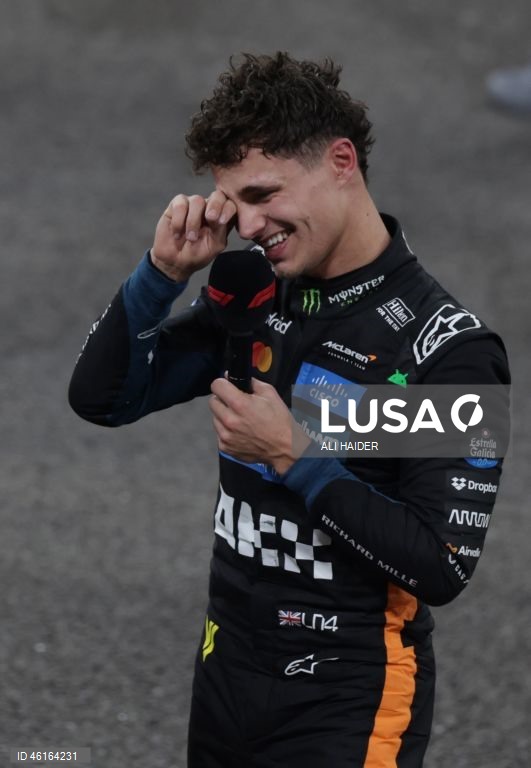 – O britânico Lando Norris (McLaren) sagrou-se hoje campeão mundial de Fórmula 1 pela primeira vez, ao ser terceiro classificado no Grande Prémio de Abu Dhabi, a derradeira corrida temporada que foi vencida pelo neerlandês Max Verstappen (Red Bull).Verstappen venceu com 12,594 segundos de vantagem sobre o australiano Oscar Piastri (McLaren), segundo colocado, e 16,576 segundos face a Norris.Com estes resultados, Lando Norris, de 26 anos, sagra-se campeão mundial pela primeira vez na carreira,...