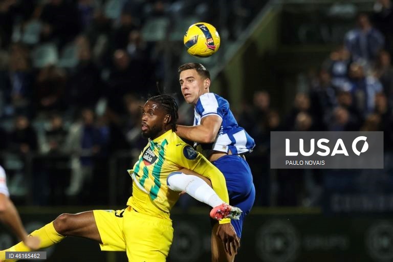 O FC Porto reforçou hoje a liderança da I Liga de futebol, vencendo o Tondela por 2-0, na 13.ª jornada, marcada pelo empate entre Sporting e Benfica, sobre os quais tem cinco e oito pontos de vantagem, respetivamente.
