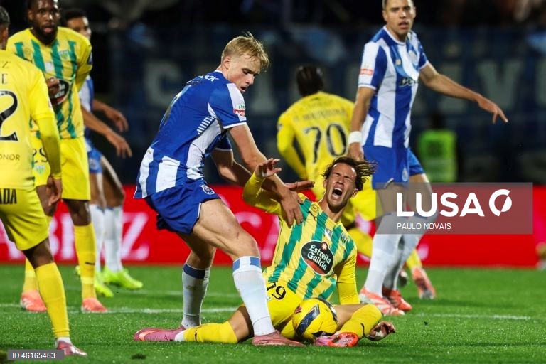 O FC Porto reforçou hoje a liderança da I Liga de futebol, vencendo o Tondela por 2-0, na 13.ª jornada, marcada pelo empate entre Sporting e Benfica, sobre os quais tem cinco e oito pontos de vantagem, respetivamente.