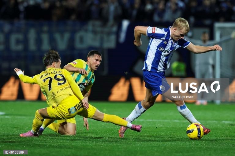 O FC Porto reforçou hoje a liderança da I Liga de futebol, vencendo o Tondela por 2-0, na 13.ª jornada, marcada pelo empate entre Sporting e Benfica, sobre os quais tem cinco e oito pontos de vantagem, respetivamente.