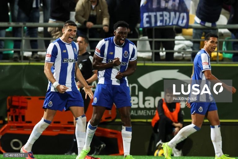 O FC Porto reforçou hoje a liderança da I Liga de futebol, vencendo o Tondela por 2-0, na 13.ª jornada, marcada pelo empate entre Sporting e Benfica, sobre os quais tem cinco e oito pontos de vantagem, respetivamente.