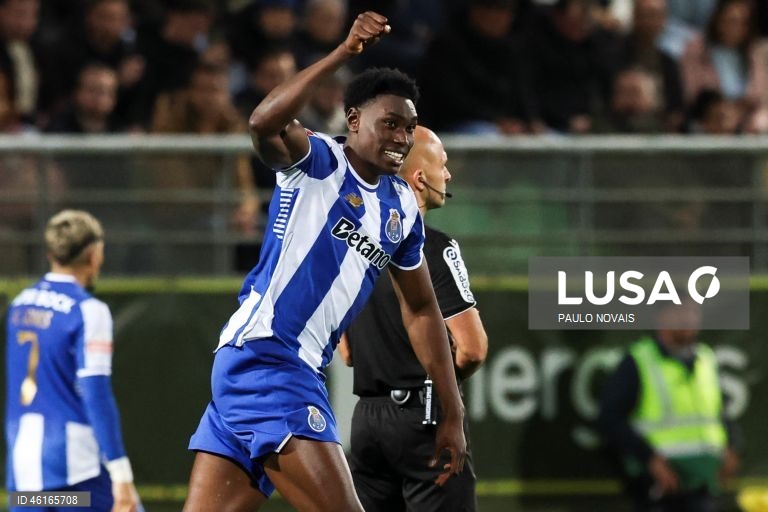 O FC Porto reforçou hoje a liderança da I Liga de futebol, vencendo o Tondela por 2-0, na 13.ª jornada, marcada pelo empate entre Sporting e Benfica, sobre os quais tem cinco e oito pontos de vantagem, respetivamente.