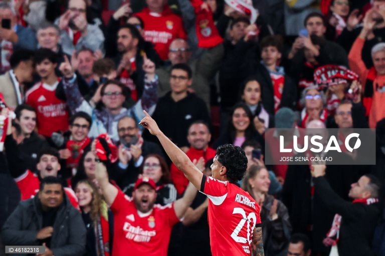O Benfica conseguiu hoje o segundo triunfo consecutivo na fase de liga da Liga dos Campeões em futebol, mantendo-se na corrida ao apuramento, ao vencer em casa o campeão italiano Nápoles por 2-0, em encontro da sexta jornada.