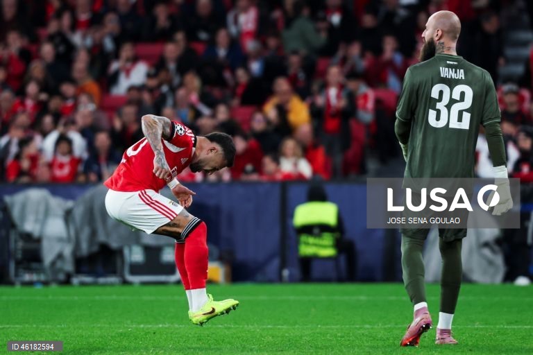O Benfica conseguiu hoje o segundo triunfo consecutivo na fase de liga da Liga dos Campeões em futebol, mantendo-se na corrida ao apuramento, ao vencer em casa o campeão italiano Nápoles por 2-0, em encontro da sexta jornada.