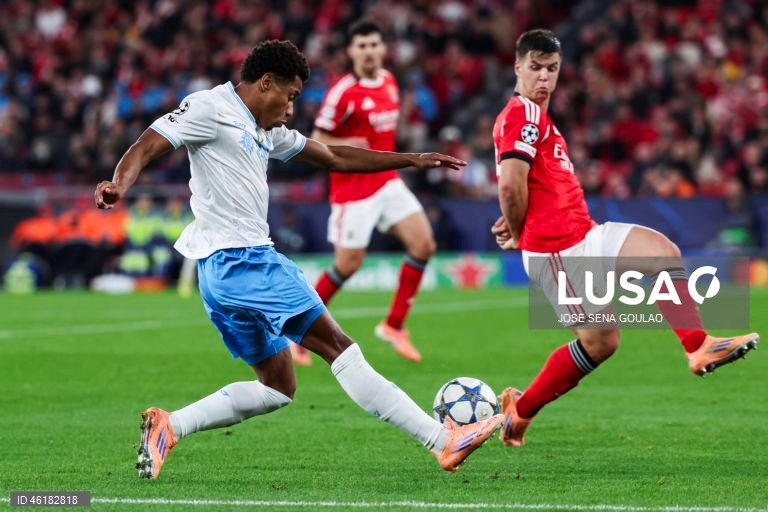 O Benfica conseguiu hoje o segundo triunfo consecutivo na fase de liga da Liga dos Campeões em futebol, mantendo-se na corrida ao apuramento, ao vencer em casa o campeão italiano Nápoles por 2-0, em encontro da sexta jornada.