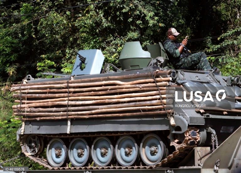 Tropas tailandesas e cambojanas entram em confronto devido a disputa fronteiriça.