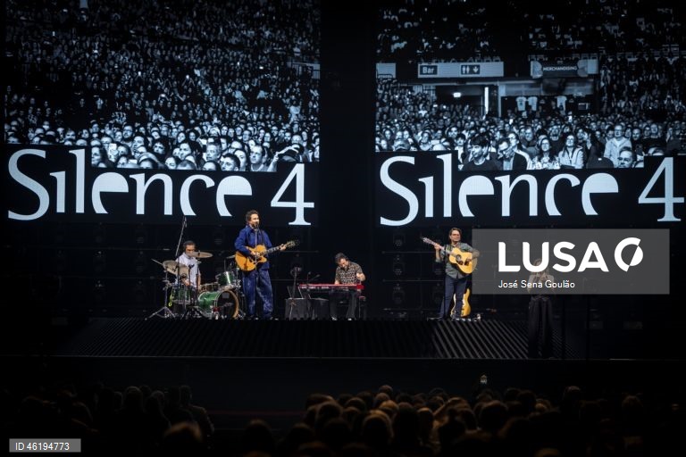 A banda portuguesa Silence 4, composta por David Fonseca, Sofia Lisboa, Rui Costa e Tozé Pedrosa (com Paulo Mouta Pereira), durante o primeiro de dois concertos na Meo Arena, em Lisboa, 12 de dezembro de 2025. A banda de Leiria encontra-se numa mini-digressão para celebrar os 30 anos de carreira. JOSÉ SENA GOULÃO/LUSA