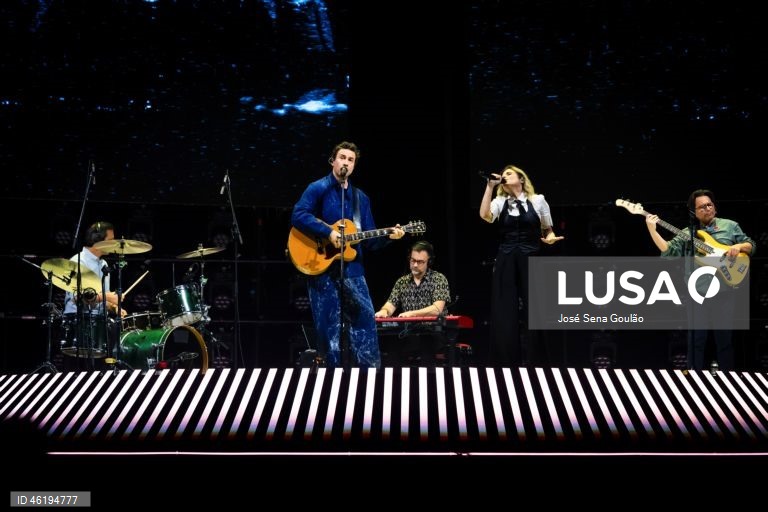 A banda portuguesa Silence 4, composta por David Fonseca, Sofia Lisboa, Rui Costa e Tozé Pedrosa (com Paulo Mouta Pereira), durante o primeiro de dois concertos na Meo Arena, em Lisboa, 12 de dezembro de 2025. A banda de Leiria encontra-se numa mini-digressão para celebrar os 30 anos de carreira. JOSÉ SENA GOULÃO/LUSA