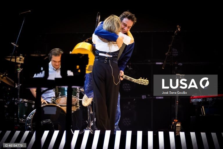 A banda portuguesa Silence 4, composta por David Fonseca, Sofia Lisboa, Rui Costa e Tozé Pedrosa (com Paulo Mouta Pereira), durante o primeiro de dois concertos na Meo Arena, em Lisboa, 12 de dezembro de 2025. A banda de Leiria encontra-se numa mini-digressão para celebrar os 30 anos de carreira. JOSÉ SENA GOULÃO/LUSA