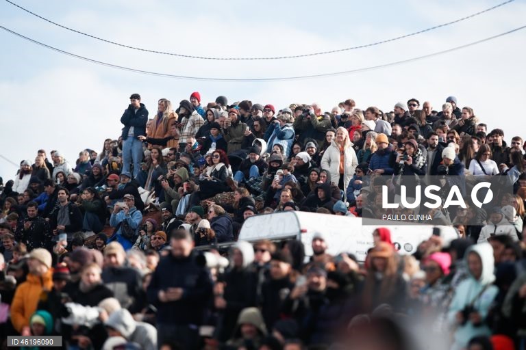 Centenas de pessoas estão reunidas no Forte de São Miguel Arcanjo, na Nazaré, para ver as ondas gigantes no Nazaré Big Wave Challenge, prova que anualmente reúne algumas das maiores estrelas do surf de ondas grandes, na Praia do Norte, 13 de dezembro de 2025. PAULO CUNHA/LUSA