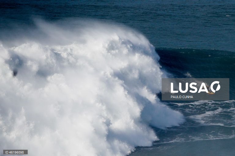 Um surfista durante a prova no Nazaré Big Wave Challenge, prova que anualmente reúne algumas das maiores estrelas do surf de ondas grandes, na Praia do Norte, 13 de dezembro de 2025. Centenas de pessoas estão reunidas no Forte de São Miguel Arcanjo, na Nazaré, para ver as ondas gigantes e os surfistas que as vão desafiar. PAULO CUNHA/LUSA