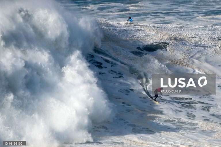 Um surfista compete durante a prova no Nazaré Big Wave Challenge, prova que anualmente reúne algumas das maiores estrelas do surf de ondas grandes, na Praia do Norte, 13 de dezembro de 2025. Centenas de pessoas estão reunidas no Forte de São Miguel Arcanjo, na Nazaré, para ver as ondas gigantes e os surfistas que as vão desafiar. PAULO CUNHA/LUSA