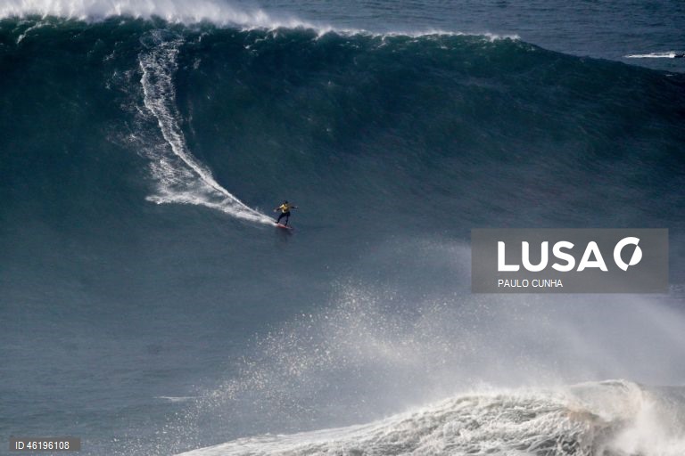 Um surfista durante a prova no Nazaré Big Wave Challenge, prova que anualmente reúne algumas das maiores estrelas do surf de ondas grandes, na Praia do Norte, 13 de dezembro de 2025. Centenas de pessoas estão reunidas no Forte de São Miguel Arcanjo, na Nazaré, para ver as ondas gigantes e os surfistas que as vão desafiar. PAULO CUNHA/LUSA