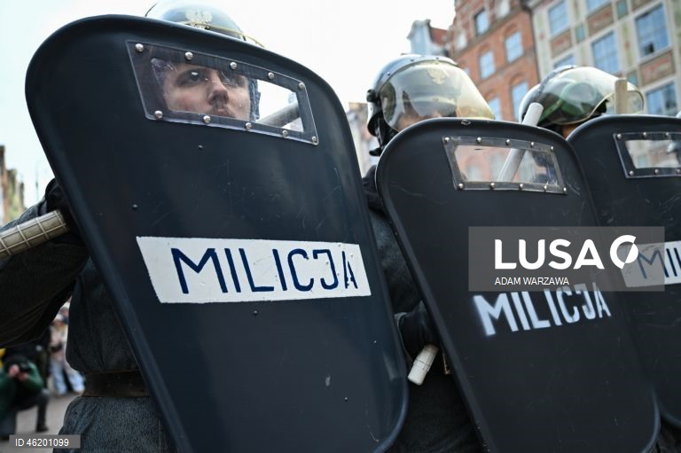 Polónia: confrontos violentos com unidades da ZOMO no 44.º aniversário da lei marcial em Gdansk 