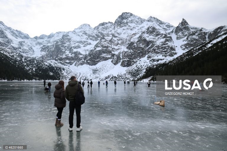 Polónia: Turistas passeiam sobre o lago congelado Morskie Oko, desafiando os avisos de segurança