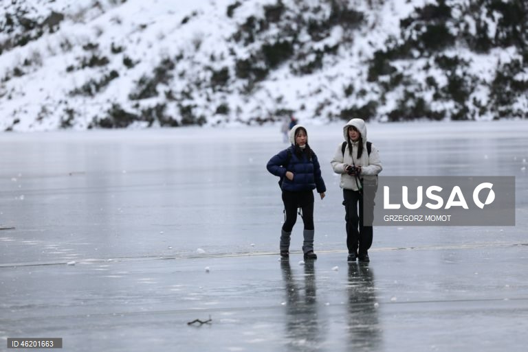 Polónia: Turistas passeiam sobre o lago congelado Morskie Oko, desafiando os avisos de segurança