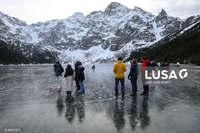 Polónia: Turistas passeiam sobre o lago congelado Morskie Oko, desafiando os avisos de segurança