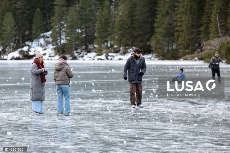 Polónia: Turistas passeiam sobre o lago congelado Morskie Oko, desafiando os avisos de segurança