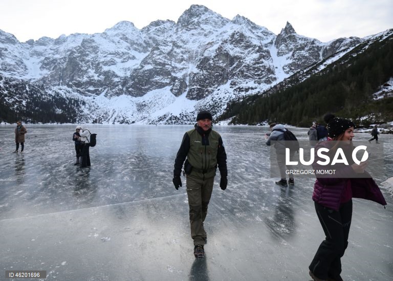 Polónia: Turistas passeiam sobre o lago congelado Morskie Oko, desafiando os avisos de segurança