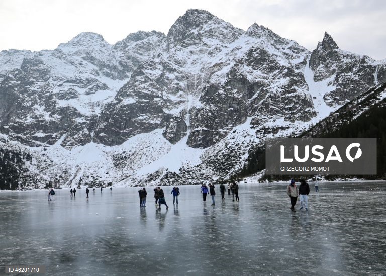Polónia: Turistas passeiam sobre o lago congelado Morskie Oko, desafiando os avisos de segurança