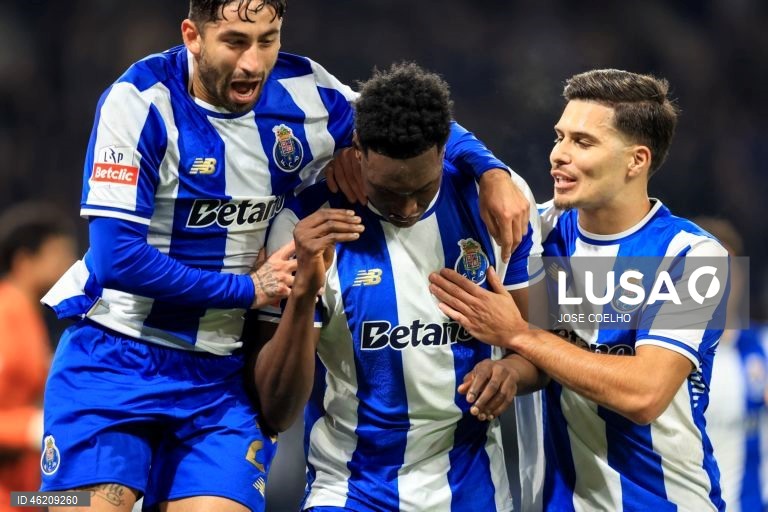 FC Porto vence o Estrela por 3-1 e chega aos 40 pontos, na liderança da Liga. Volta a repor a vantagem de cinco pontos para o Sporting e de oito para o Benfica.