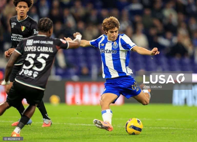 FC Porto vence o Estrela por 3-1 e chega aos 40 pontos, na liderança da Liga. Volta a repor a vantagem de cinco pontos para o Sporting e de oito para o Benfica.