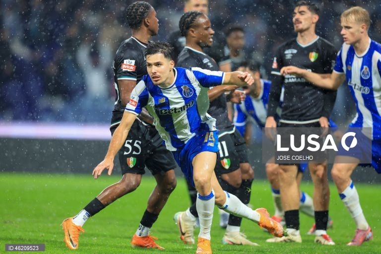 FC Porto vence o Estrela por 3-1 e chega aos 40 pontos, na liderança da Liga. Volta a repor a vantagem de cinco pontos para o Sporting e de oito para o Benfica.