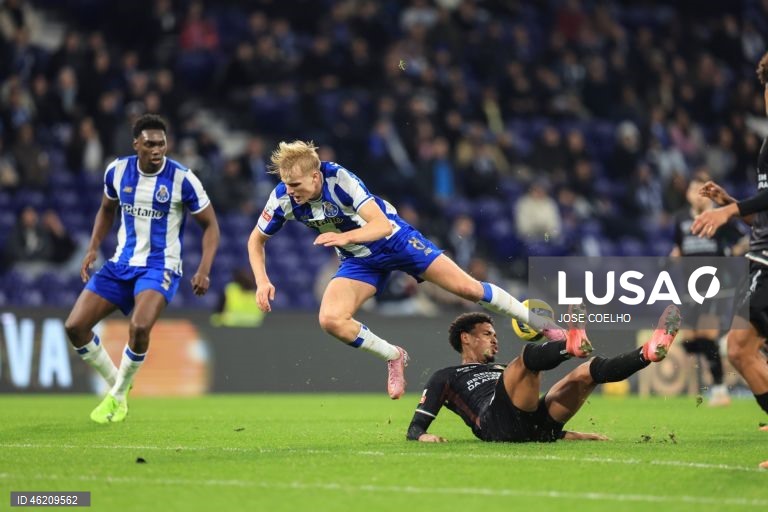 FC Porto vence o Estrela por 3-1 e chega aos 40 pontos, na liderança da Liga. Volta a repor a vantagem de cinco pontos para o Sporting e de oito para o Benfica.