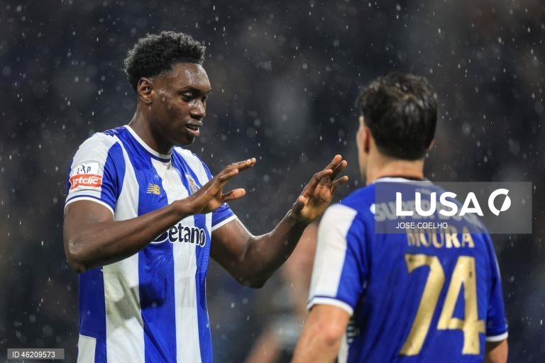 FC Porto vence o Estrela por 3-1 e chega aos 40 pontos, na liderança da Liga. Volta a repor a vantagem de cinco pontos para o Sporting e de oito para o Benfica.