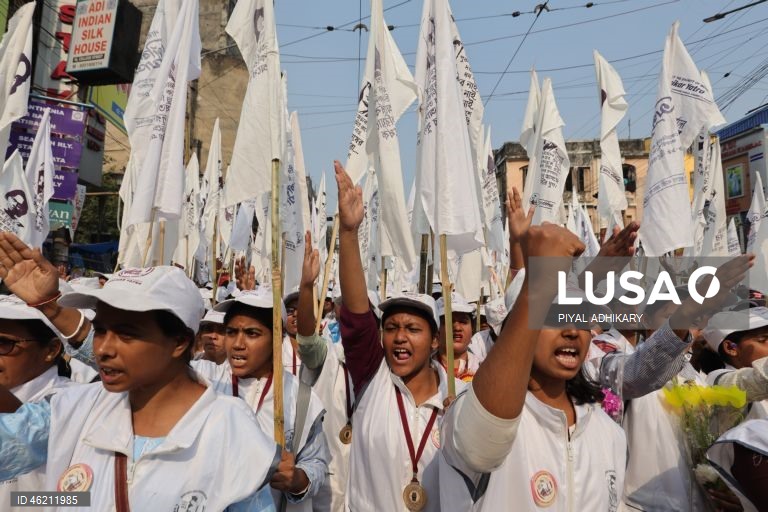 Índia: Protesto em Kolkata contra o aumento de violência contra as mulheres 