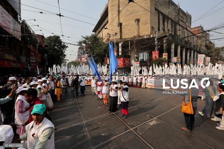 Índia: Protesto em Kolkata contra o aumento de violência contra as mulheres 